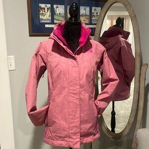 🎿🏂⛷️THE NORTH FACE ski jacket,  “HyVent”. LIKE NEW ☺️ Beautiful Berry color.